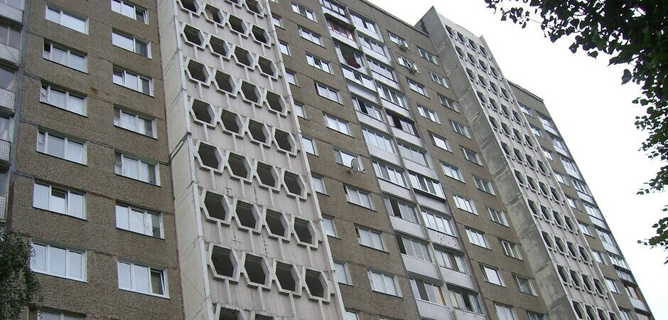 Грибок на стенах и &quot;кряхтящие&quot; лифты: на что обратить внимание в панельных домах